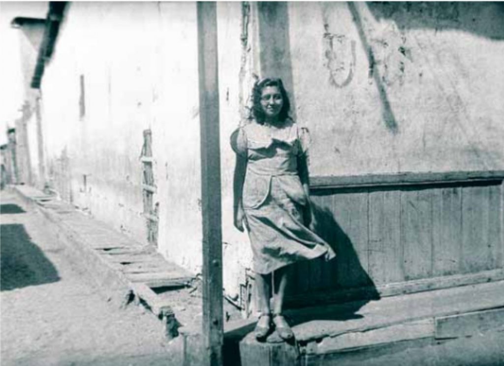 Retrato  de señorita en esquina entre las calles Atahualpa y Alcántara Navarro