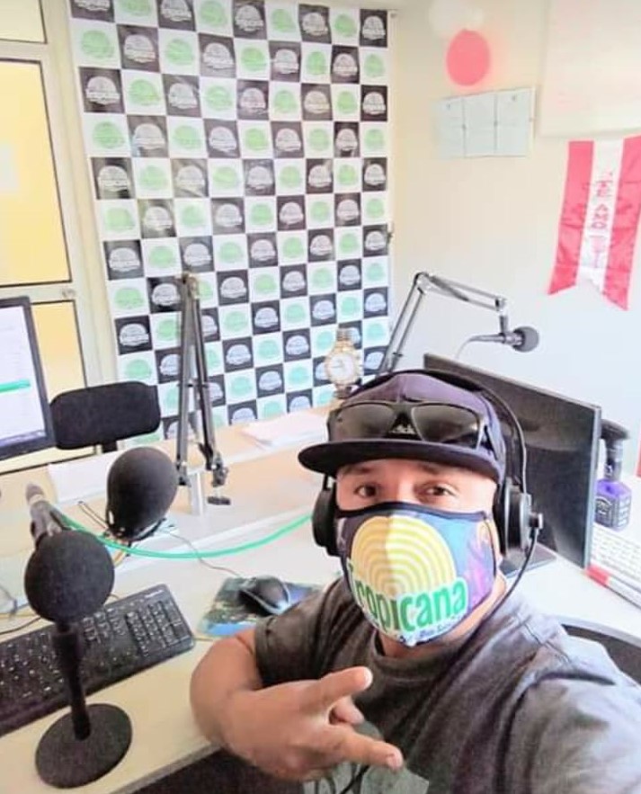 Radio Tropicana uno de los medios radiales lideres en Paita realizando una de sus transmisiones durante la pandemia 